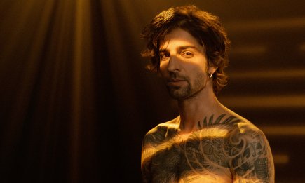 Голый торс и страстные поцелуи: Владимир Дантес выпустил горячий клип на песню "В обіймах" (ВИДЕО)