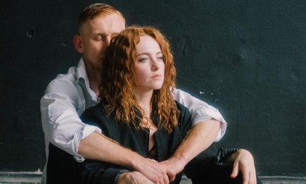 Из-за "горячей" сцены: Александр Рудинский довел жену до слез на кинофестивале в Венеции