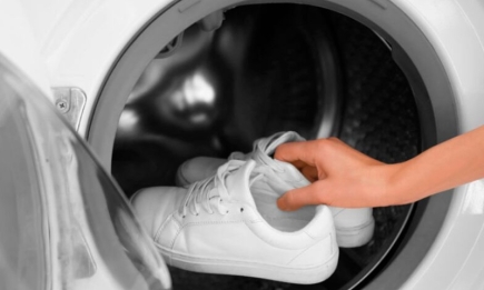 Відклеїться підошва та деформується матеріал: помилки, які не варто допускати під час прання кросівок