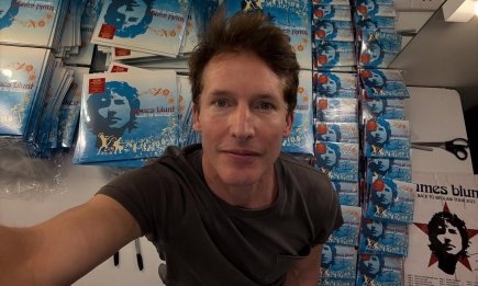 Дешевий піар чи підтримка агресора? Виконавець хіта "You're beautiful" Джеймс Блант розлютив виходом у шапці із гербом рф (ФОТО)