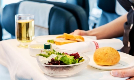 Как разогреть пищу без микроволновки: хитрый способ, которым пользуются стюардессы
