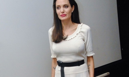 Худая Анджелина Джоли на премьере своего фильма показала тоненькие руки и подчеркнула бюст