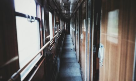 Почему не стоит снимать обувь в поезде: правило, которое часто игнорируют