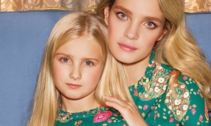 Семейный look: Наталья Водянова с 11-летней дочерью носят одинаковые купальники (ФОТО)