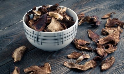 Без дегидратора и нитей: причудливый способ сушки грибов, доступный каждому