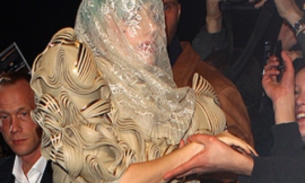 Леди Гага скрывает под вуалью свою болезнь. ФОТО