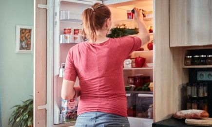 Испортятся за одну ночь: 9 продуктов, которые категорически нельзя держать на нижней полке холодильника