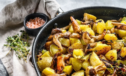 Немного картофеля и горсть грибов: бюджетный и чрезвычайно сытный ужин на всю семью (РЕЦЕПТ)