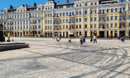 Активисты "Києве, мий" бесплатно отмывают брусчатку на Софийской площади в Киеве