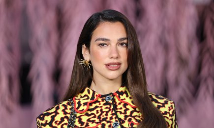 Этот принт хочется рассматривать вечно! Дуа Липа удивила смелым нарядом на Неделе моды в Париже (ФОТО)