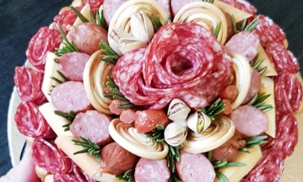 "Колбасные цветы" для мясной доски: готовим очень красивые вкусности за считанные минуты (ВИДЕО)