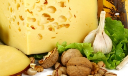 Сыр, орехи и бананы способны вызывать головную боль