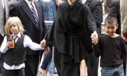 Анджелина Джоли и Брэд Питт  с детьми на премьере фильма «Кунг-фу Панда 2». ФОТО