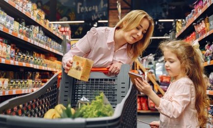 Маскируются под полезную еду: 8 продуктов из магазина, которые диетологи называют настоящим мусором