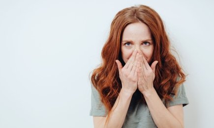 Хитрость, которая избавит руки от запаха рыбы за 2 минуты: проще не бывает