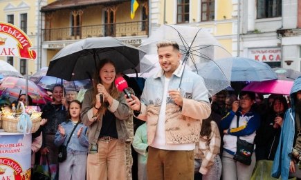 Начался сильный ливень, но люди не разошлись: как в Житомире снимали "Караоке на майдане" (ВИДЕО)