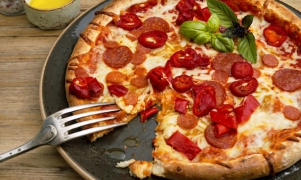 Как разогреть пиццу без микроволновой печи: эти лайфхаки спасут ее вкус