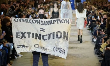 Экоактивисты попытались сорвать шоу Louis Vuitton в Париже (ВИДЕО)