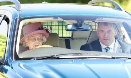 Королева бензоколонки: Елизавета II ездит без прав по газонам