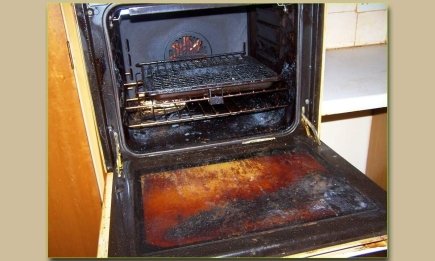 Одна таблетка — и духовка блестит, как новая: убирает даже "столетний" нагар