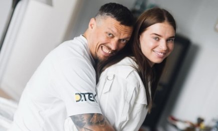 Александр Усик с женой Екатериной восхищали Сеть романтическими кадрами с побережья Испании (ФОТО)