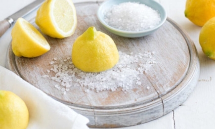 Лимон и соль пригодятся не только к текиле: рабочий лайфхак для устранения неприятного запаха на кухне
