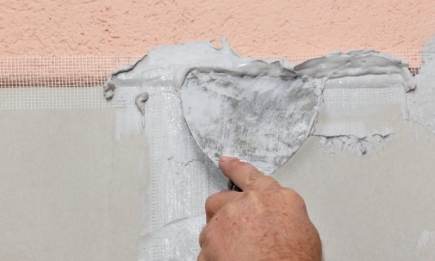 Как заработать трещины в стене, чтобы в дом не проникал холод
