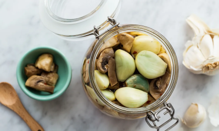 Почему чеснок в банке становится синим: можно ли есть такую консервацию