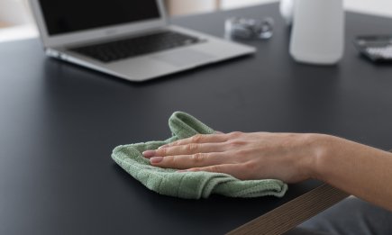 Всего несколько капель на тряпку – и пыль не будет садиться на полки: удивительный лайфхак