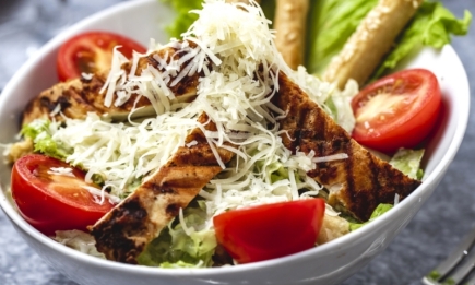 Вы забудете, что салаты бывают с майонезом: легкое блюдо за 10 минут (РЕЦЕПТ)