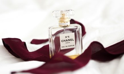 Их не найдешь в масс-маркете: нишевые ароматы, которые носят богатые женщины