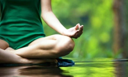 Как йога спасает от стресса: 4 практики для полного релакса