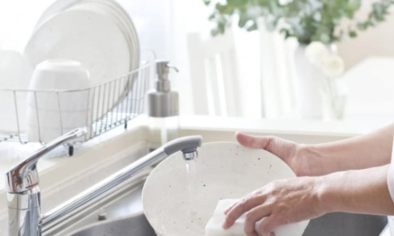 Не останется ни следа: как избавиться от наклеек на посуде