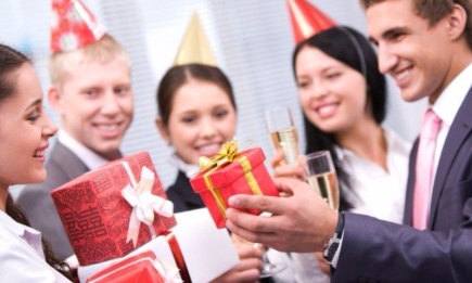Подарки коллегам на Новый год: уместно и без намеков. Список лучших идей