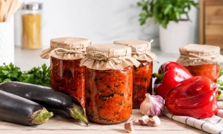 Лучше любого лечо: рецепт невероятно вкусного салата из баклажанов и перца на зиму