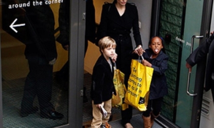 Анджелина Джоли показала детям Амстердам. Фото