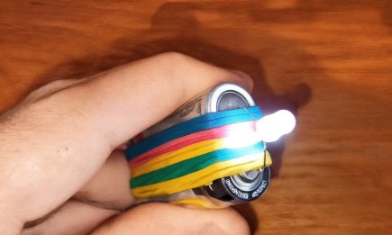 Две батарейки + изолента: как быстро сделать самодельный фонарик