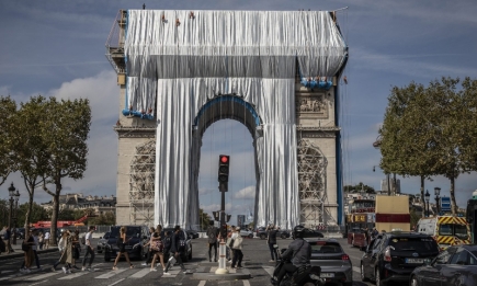 Исполняют последнюю волю художника Христо: Триумфальную арку в Париже обтягивают тканью (ФОТО)
