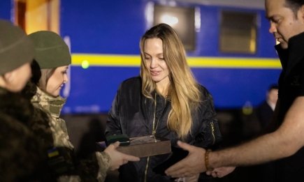 Анджелину Джоли заметили на выезде из Украины: что подарили актрисе пограничники (ФОТО)