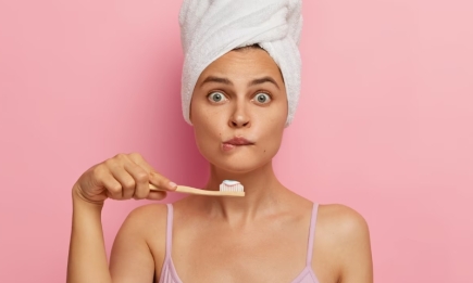 Когда правильно чистить зубы утром: до еды или после? Ответ стоматолога многих удивит