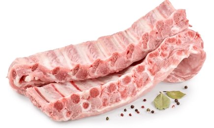 Один рух — і м’ясо вийде надзвичайно соковитим: як швидко і легко зняти плівку з ребер (ФОТО, ВІДЕО)