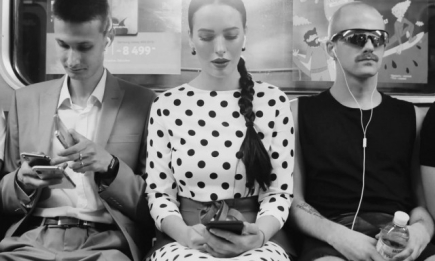 "Розовый фламинго": Даша Астафьева в метро зачитала стихи из ностальгической песни (ВИДЕО)