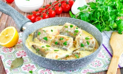 Рецепт хека со сметаной, который понравится даже детям: это самая вкусная тушеная рыба в мире!