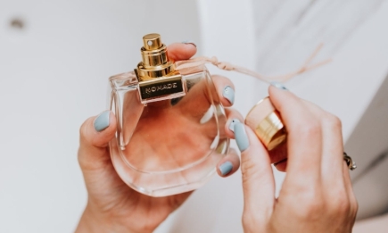 Чи можна розтирати духи на шкірі? Дізнайтеся, як ця звичка впливає на стійкість та запах вашого улюбленого парфуму