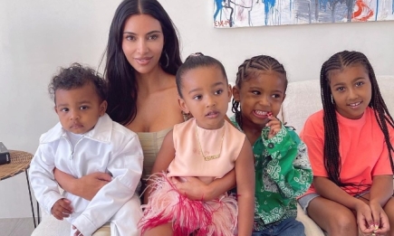 Счастливая мама: Ким Кардашьян поделилась новыми снимками с детьми