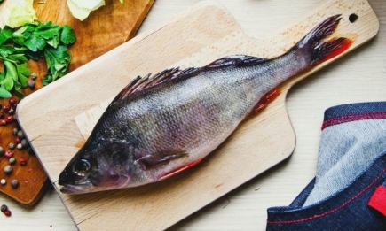 Рыбу будет в несколько раз проще чистить: поможет копеечный ингредиент
