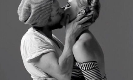 Ролик о впервые поцеловавшихся 20 незнакомцах бъет рекорды просмотров