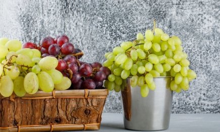 Эта распространенная ошибка выставит вас дикарем: никогда не делайте этого с виноградом на фуршете
