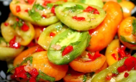 Несколько ингредиентов и чудо-заправка: самый простой летний салат (РЕЦЕПТ)