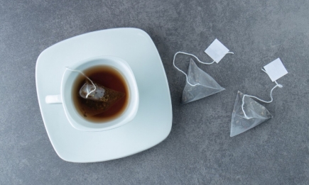 Помогут убрать неприятные запахи и ржавчину: как повторно использовать чайные пакетики